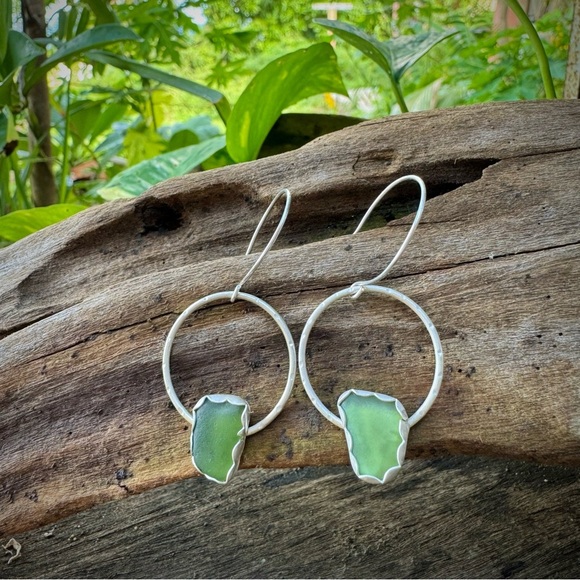 Green sea glass Handmade sterling silver soldered drop earrings - Picture 3 of 3